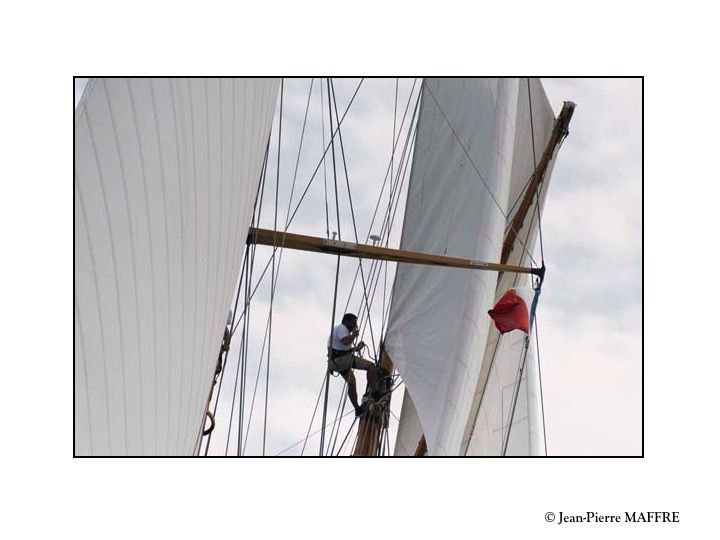 Les marins ressemblent à des acrobates dans la blancheur des voiles au gré du vent.