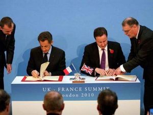 Nicolas Sarkozy et David Cameron signent les Accords de Lancaster House. Ils réitèrent, un siécle plus tard, l’entente cordiale des Accords Sykes-Picot.