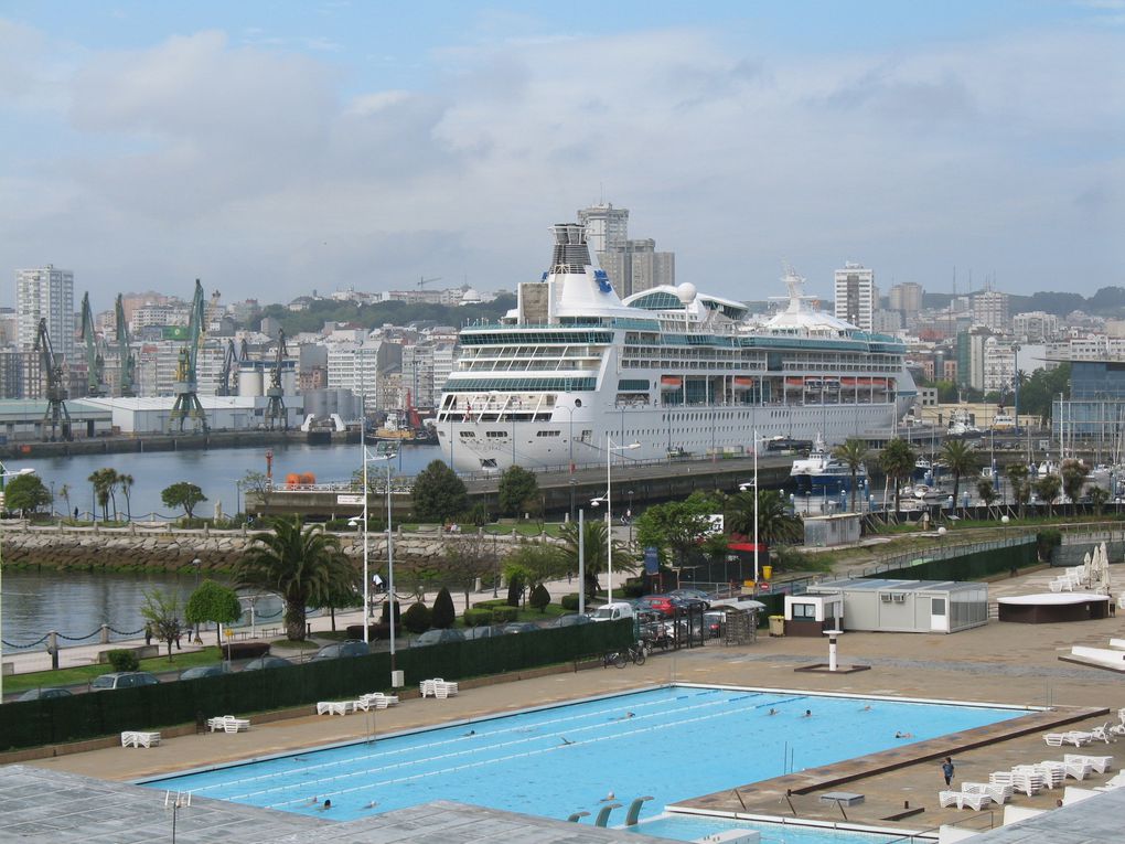 Le port de la Coruña, en Galice, peut accueillir de grands bateaux de croisière, tel que le "Ventura" par exemple. Il est également connu pour sa célèbre "Marina."