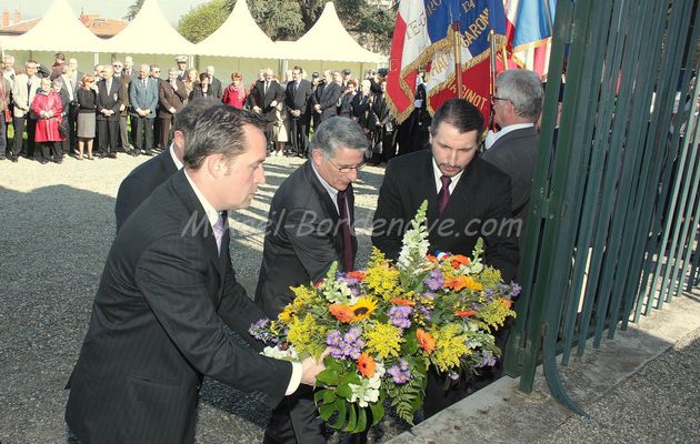 Dépôt de gerbe de Marie-Christine Lafforgue pour commémorer du 10 Avril 1814 à l'Obélisque de Jolimont , 10 Avril 2010