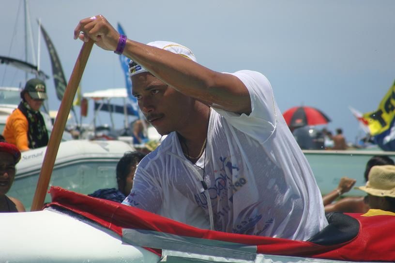 Course de pirogue Hawai Kinui - Arrivée à Bora avec Corine, ma nounou