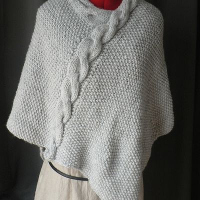 Poncho gris au tricot