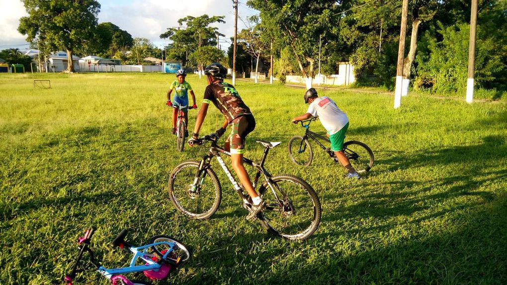 séance d'apprentissage activité école de vélo initiation au sport de cyclisme BMX.