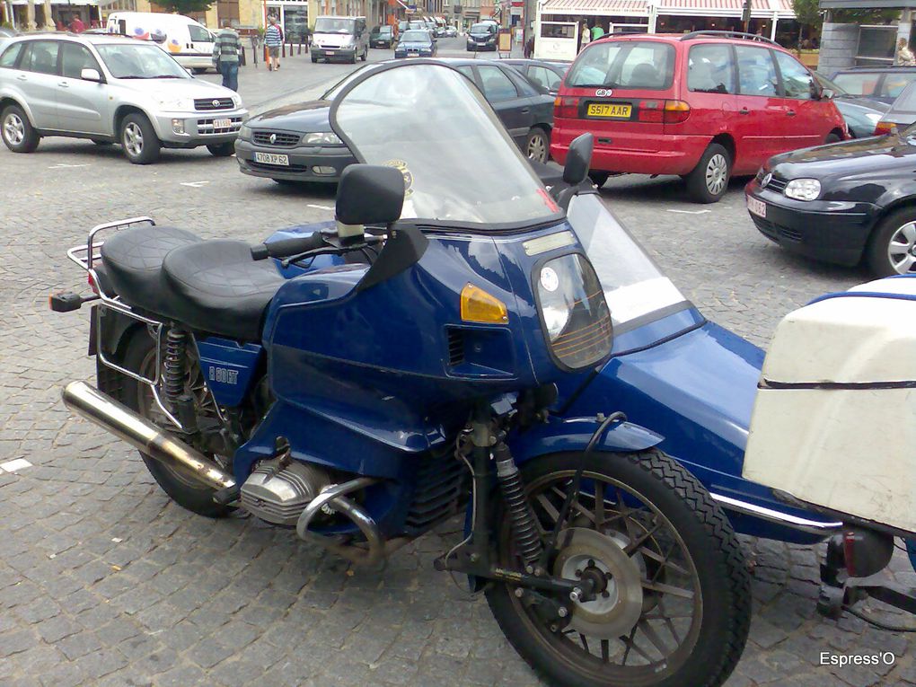 Quelques motos, principalement des BMW.