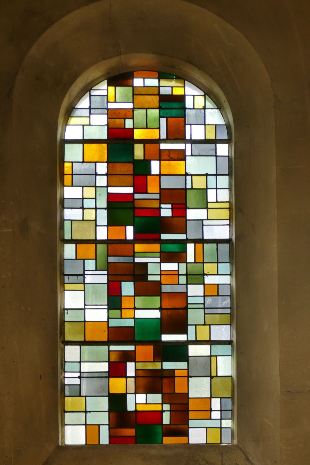 Baies basses de la nef. Église Saint-Martin de Condé-sur-Noireau. Photo lavieb-aile août 2024.