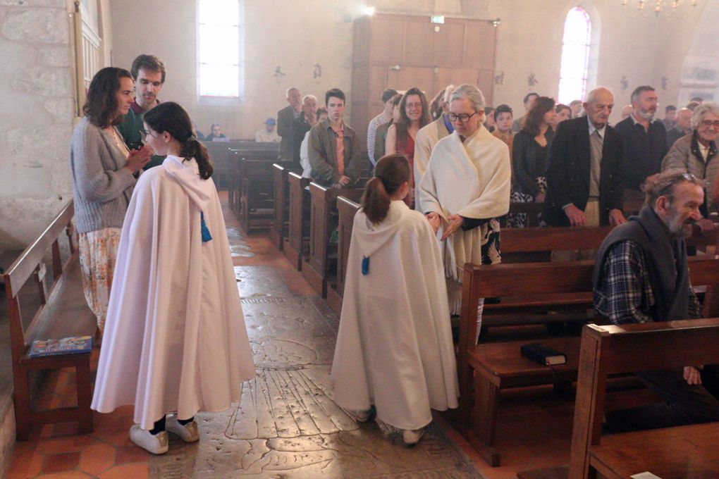 La Sainte Messe avec tous les enfants de Choeur et une patrouille des Scouts de France de passage...