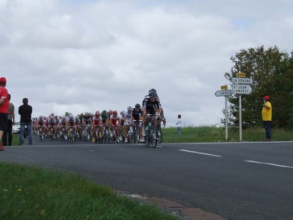 Première étape Surgères-Cognac. Les coureurs étaient à 14 h 45 entre Landes et Torxé et à 15 h 02 sur la route de Rochefort à un km de Saint-Jean-d'Angély en venant de Torxé