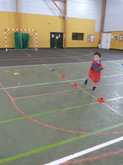 Séance de sport avec Elise en PS MS: la balle aux prisonniers