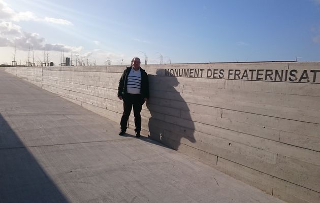 Le 16 janvier 2016 moi devant l'entrée du mémorial des fraternisations qui a été inauguré en novembre 2015 il est situé sur la commune de neuville-saint-vaast 