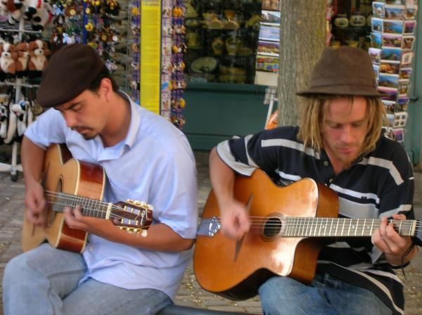 Durant le mois d'aout 2005, nous avons fait une tourn&eacute;e en France, de l'Ardeche &agrave; la C&ocirc;te Basque, en passant par les Alpes, le nord de l'Espagne, la R&eacute;gion Centre... Ce f&ucirc;t un tr&eacute;s beau voyage musical, &agrave;&nbsp;quatre dans notre beau Jumper blanc. Un grand merci &agrave; tous ceux qui nous ont accueilli, &eacute;cout&eacute;, &quot;financ&eacute;&quot;, appr&eacute;ci&eacute;...&nbsp;Voici quelques images de lieux o&ugrave; nous avons jou&eacute;... S