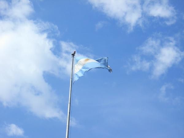 Plaza de mayo. Son nom est un hommage au 25 mai 1810, jour de la formation du premier gouvernement argentin indépendant. Elle a connu les grands rassemblements de foule au moment du péronisme