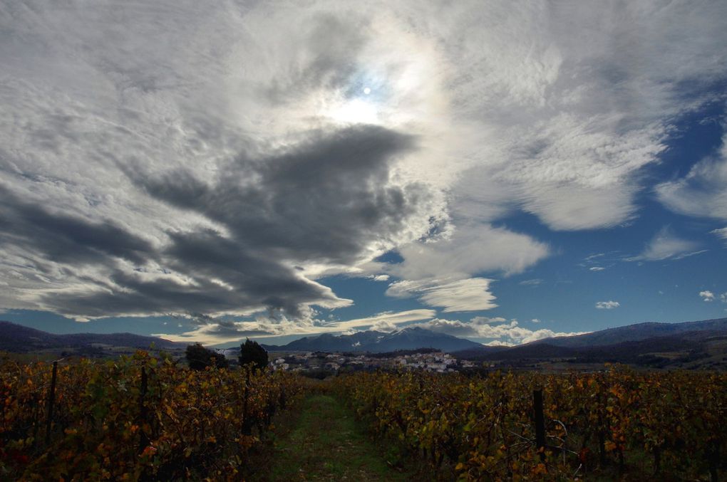 A 14 heures Montner et le Canigou. Montner dans le noir est la photo originale. Les l'autre photo est retouchées pour voir sortir le village du sombre de contre-jour.