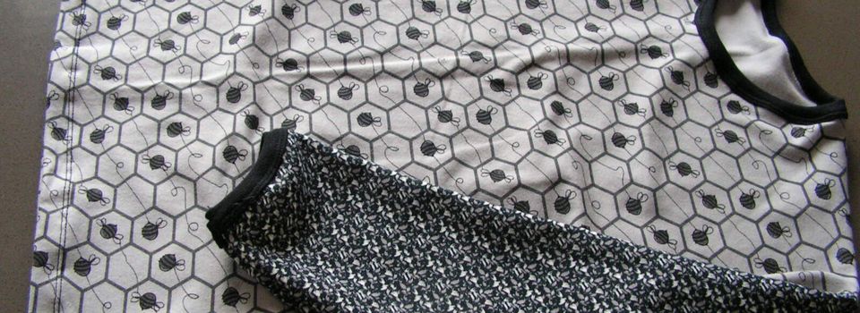 Tee shirt gris avec petites abeilles en 4 ans