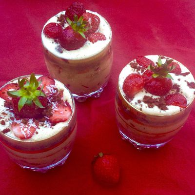 Petits tiramisu aux fraises et crème de pistache 