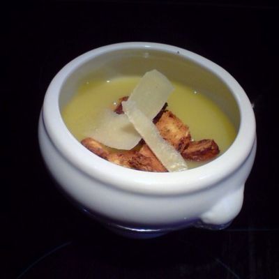 soupe poireaux pdr croutons de pain de mie au muesli et copeaux de parmesan