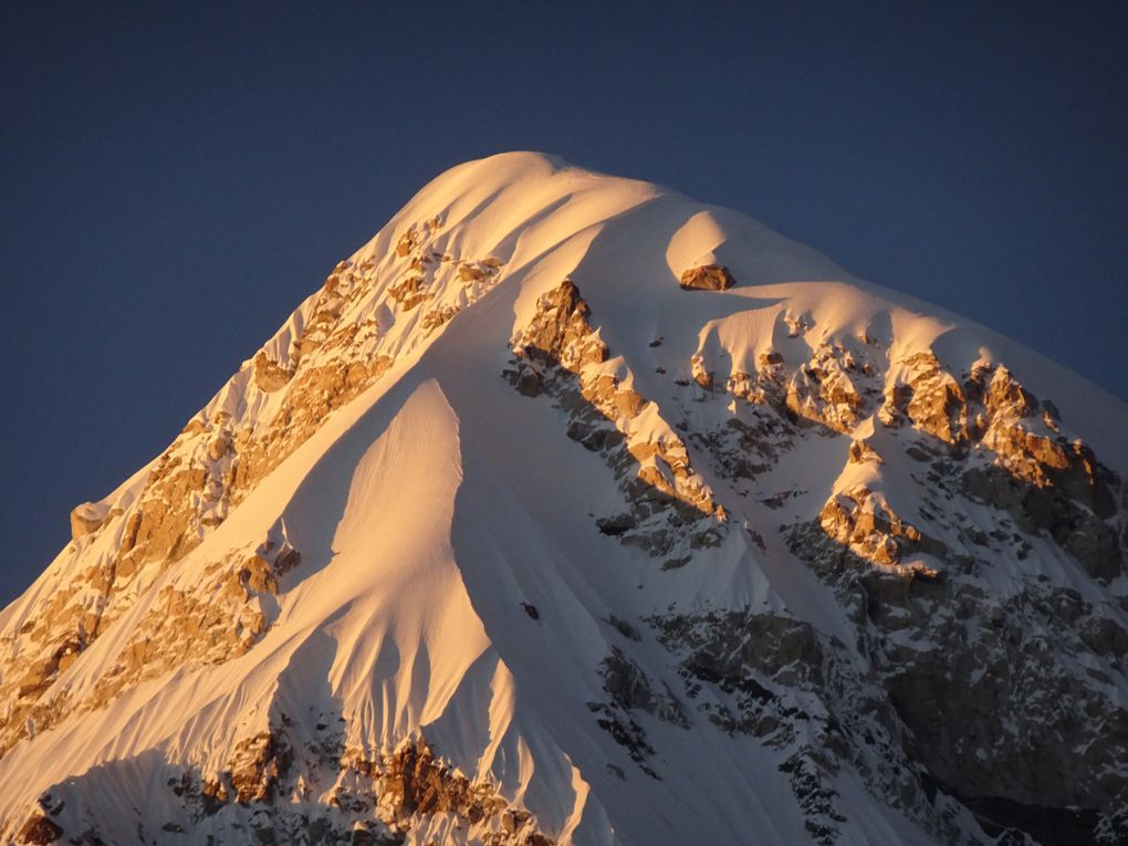 Coucher de soleil sur l'Everest et ses "satellites" depuis Gorakshep, sompteux !