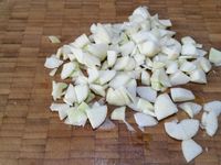 2 - Pendant la cuisson des pommes de terre au four, peler, dégermer l'ail, ciseler le persil et réserver. Sortir le plat du four et retirer l'excédent d'huile. Retransférer les pommes de terre dans la poêle, remettre sur le feu avec1 bonne cuil. à soupe de beurre (30 gr), ajouter l'ail, une partie du persil (en garder une petite partie pour la décoration finale), mélanger délicatement et rapidement pendant quelques instants et remettre au four pour 2 mn. Les ressortir, dresser sur un plat de service et répartir le persil haché restant. Déguster aussitôt.