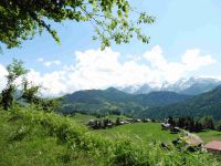 Au départ, à Forgeassoud, à la ferme Milk et Bouse, un chalet sur fond de Tournette. Un regard sur la prairie et le massif des Aravis.