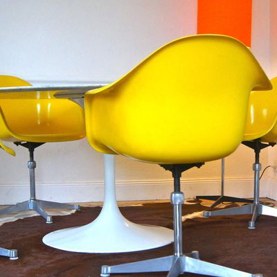 KNOLL Eero SAARINEN Table tulipe avec fauteuils Eames production Herman Miller  à La Maison de Louna Maison d'hotes design et vintage