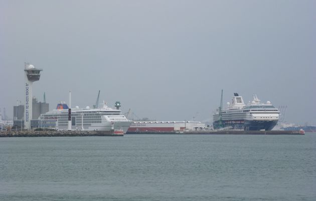 Départ des Europa 2 et Mein Schiff 1 au Havre le 01/05/13.