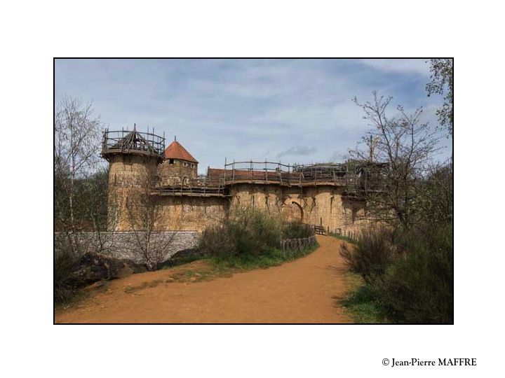 Un château fort construit actuellement avec les outils et le savoir-faire du moyen âge. Avec toute mon admiration et mon respect pour tous les “œuvriers“ de Guédelon.