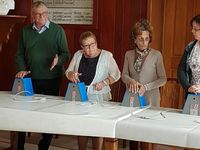 Passage des différentes séries avec Laurent, Gilbert, Marie Jo , Jean Marc et Francine - Remise de la coupe à Serge le vainqueur par Nelly - Au moment de l'apéro