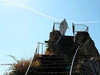 Le château et le rocher de la Vierge dominent le vieux bourg au bord de la Cère