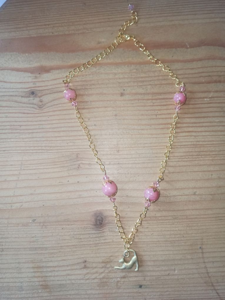 Bijoux : un collier en rodhochrosite et crystal thème chat et sa boîte 