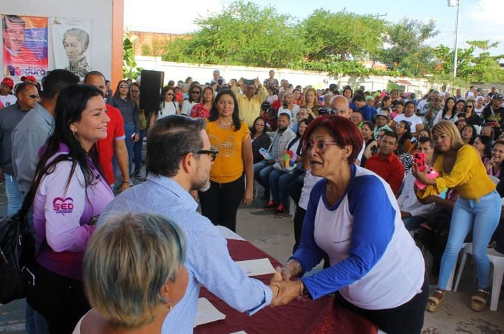 Lacava entregó credenciales a directores y supervisores de la gran Valencia para el año escolar 2023 - 2024