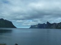 Senja fait face aux lofoten et Vesteralen, une île qui offre de magnifiques ballades et des vues imprenables. sur les fjords.