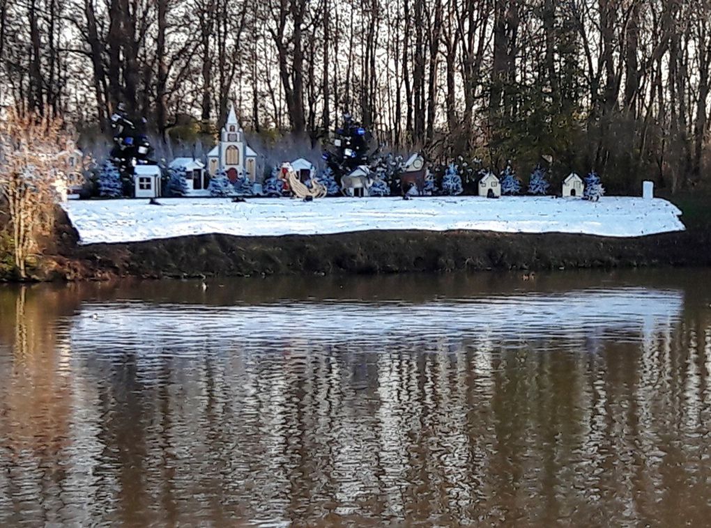 Retour par Conflans Ste Honorine. Le monument au morts des bateliers au confluent de la Seine et de l'Oise.