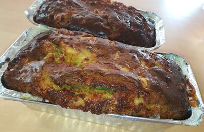 Préchauffer le four a 180°C.   Éplucher et couper les pommes, les faires revenir dans du beurre, réserver.   Enlever la peau du boudin et découper en morceaux.   Mélanger tout les inrgédients et ajouter les pommes cuites, et le boudin.   Verser la pâte dans un moule a cake et cuire au four 40 min.     Source: Recette de Cake au boudin noir et aux pommes par Notre am❤ur de cuisine (www.lesfoodies.c