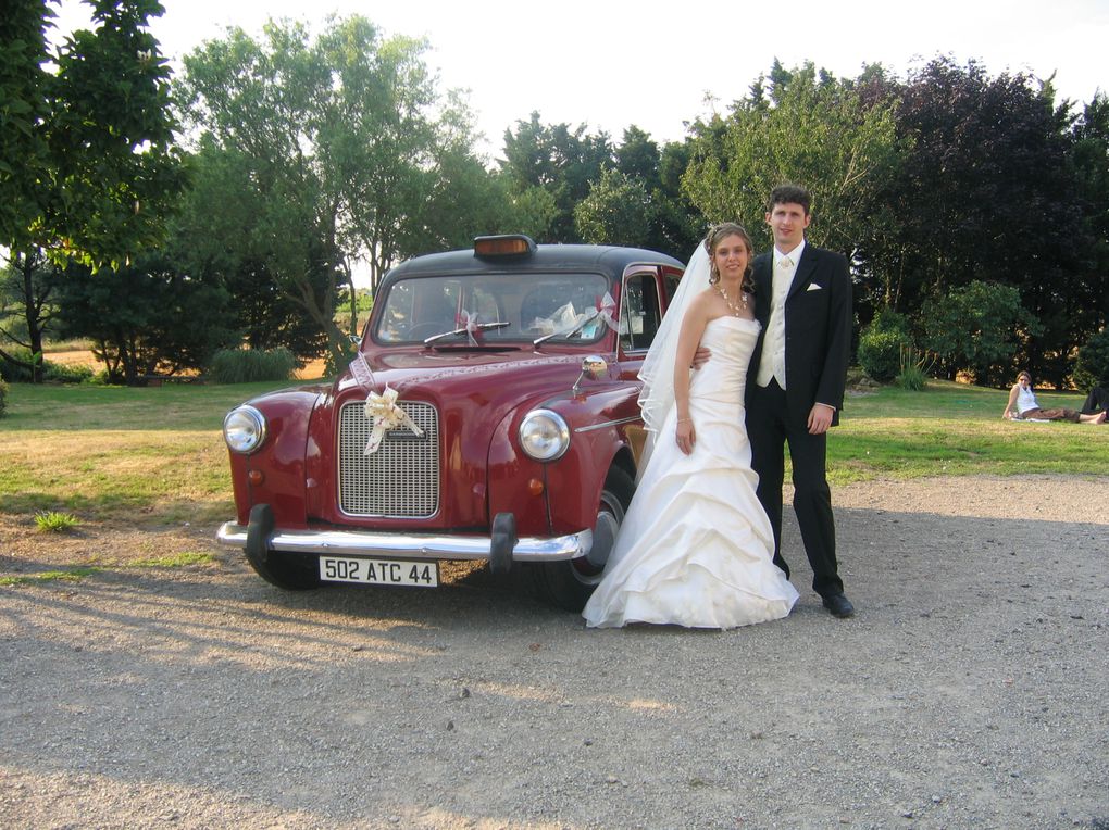 achete en 2001 avec plaques françaises-
ce taxi à été réformé en 2000 aprés 15 ans de service et certainement pas mal de kms aux compteur-
il fume un peu 
-moteur diésel type range 2275 cm3-
- boite de vitesse auto-