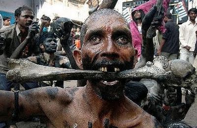 Los Aghori, Los Caníbales se alimentan de cadáveres del rió Ganges