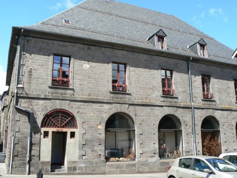 Petit village médiéval du Puy-de-Dôme bien connu pour sa station de sports d'hiver : Super Besse.