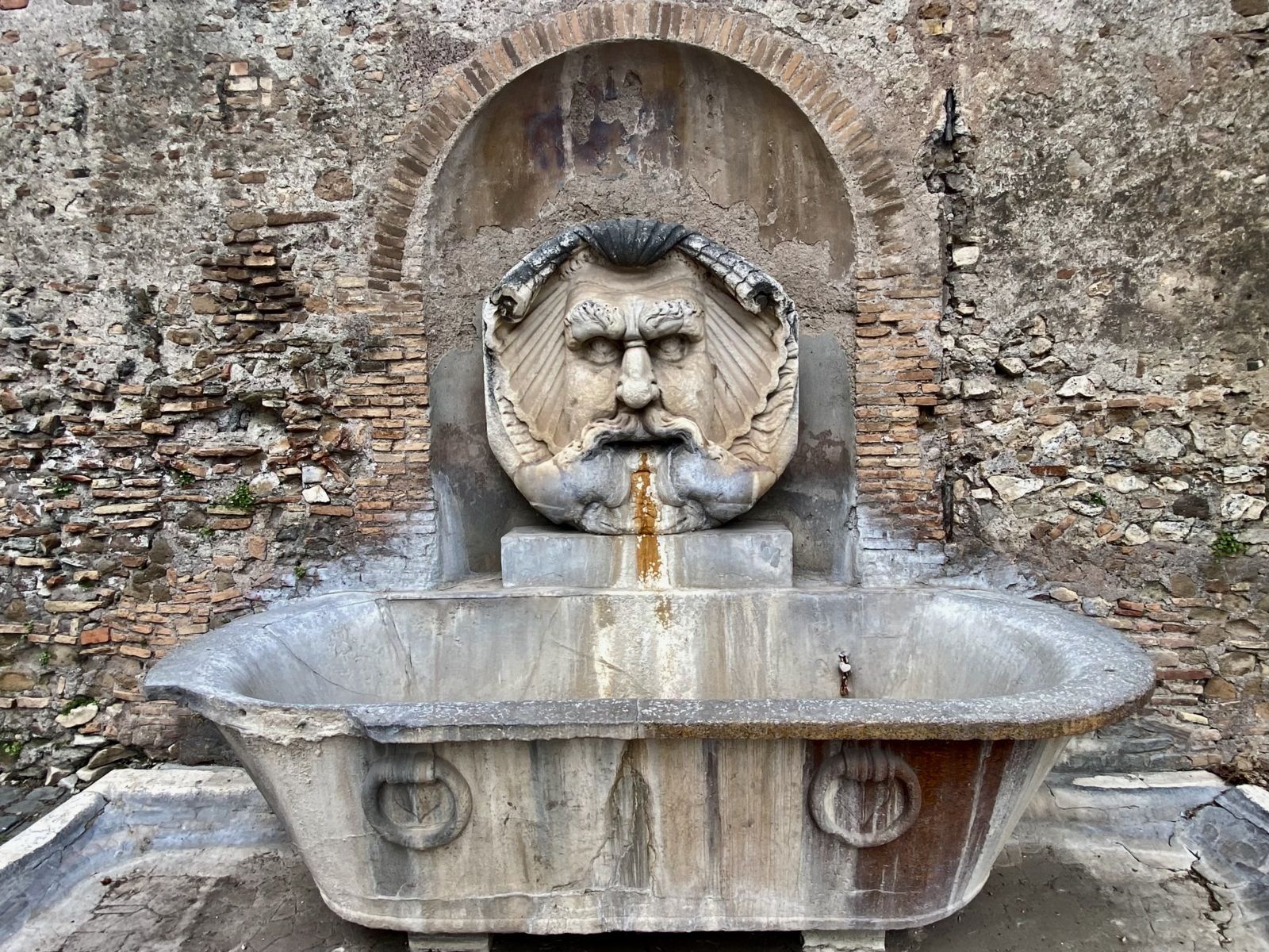 4. Au dessus du Circo Massimo, près du jardin des agrûmes, cette vasque et cette tête qui fait forcément penser à la bocca della verità