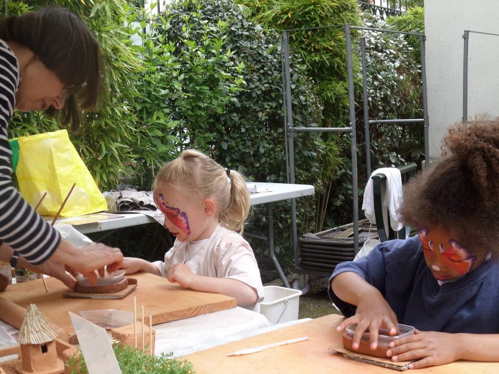 Atelier argile, avec création de greniers dogon, cases et petits jardins....