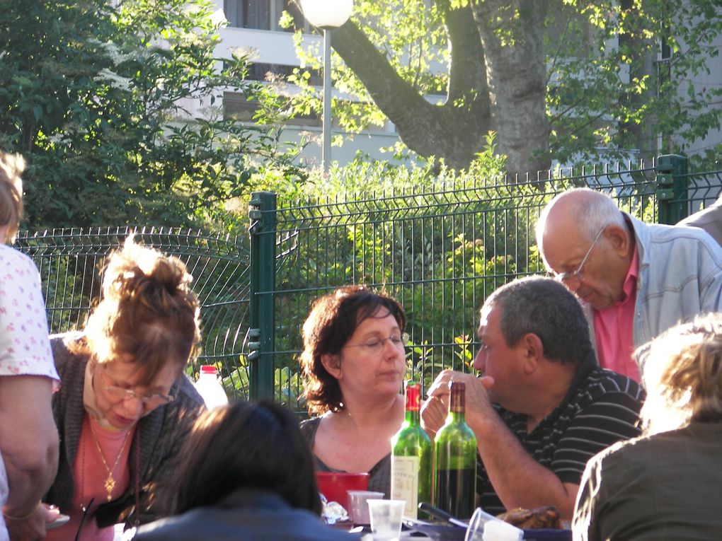 Le repas de notre résidence un soir de 28 mais 2009 avec une cinquantaine de convives