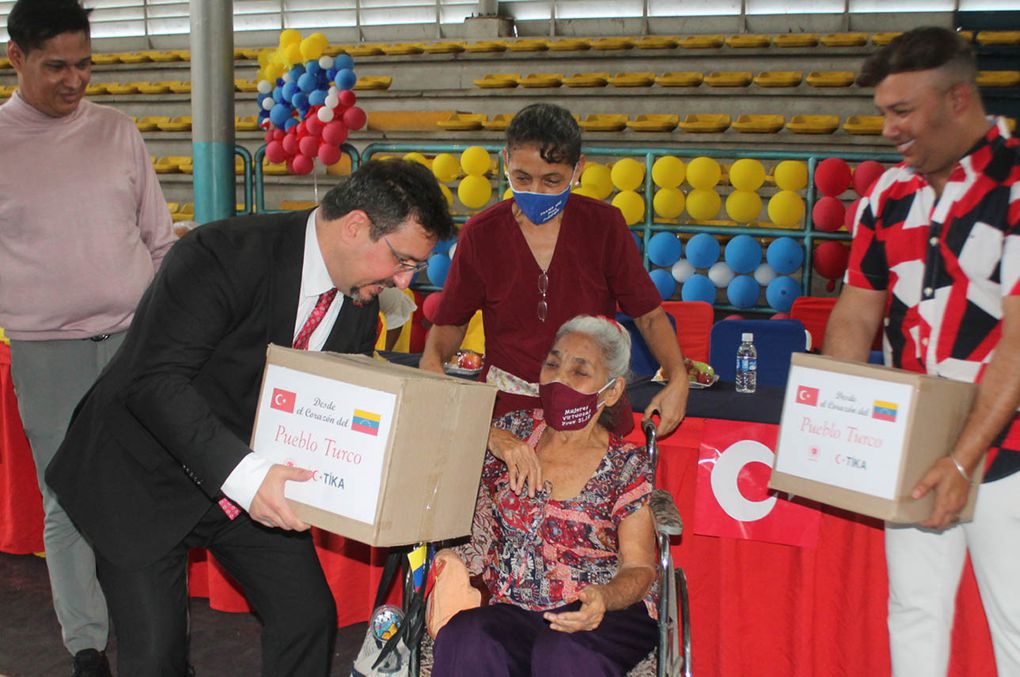 Embajador de Turkye en Venezuela entregó donativos a más de 250 personas en Carabobo