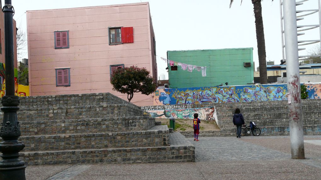 quelques jours dans cette megalopole pour debuter notre periple. Avant tout une ville immense, demesuree...
beaucoup de quartiers, dont un qui a vraiment du caractere, le premier buenos aires... c est La Boca, tout en couleur, grouillant d artistes p