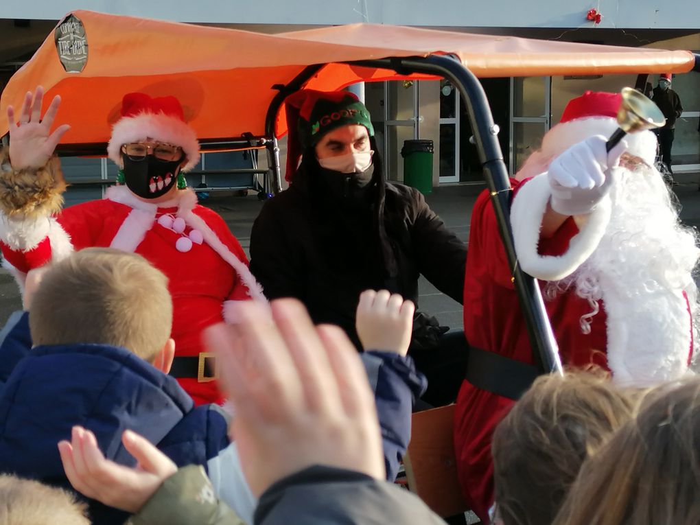 Le père Noël et son orchestre, sont venus à la rencontre des enfants à l'école, aidés par les elfes de Magots en Fëte pour distribuer des friandises. !!