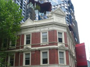 Melbourne la 2 eme ville de l'Australie avec des quartiers vivants, une architecture moderne de tour et des bâtiments victoriens bordés d'arbres. 