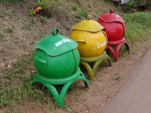 Poubelles de tri en vieux pneus recyclés - Pacman est donc allé à l'école...- une ptite coupe pour la route