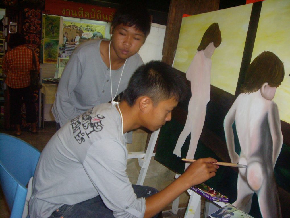 Un artiste hors du temps, généreux, faisant partager son art aux enfants. découvrez des enfants artistes de 7 à 15 ans, hors du commun. Une grande exposition au CHINEUR à PATTAYA  en THAÏLANDE commence le 1er Octobre 2010.