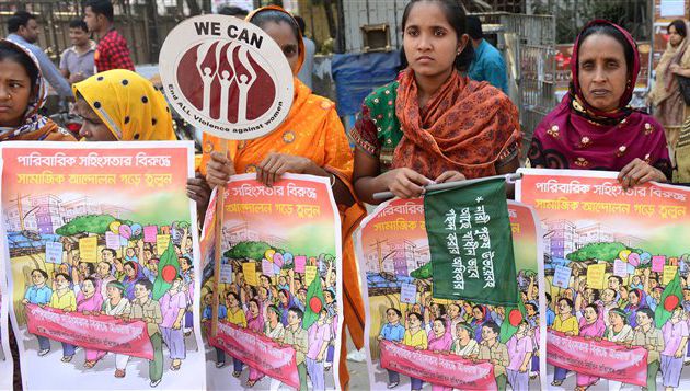 Les femmes du monde marchent contre la violence