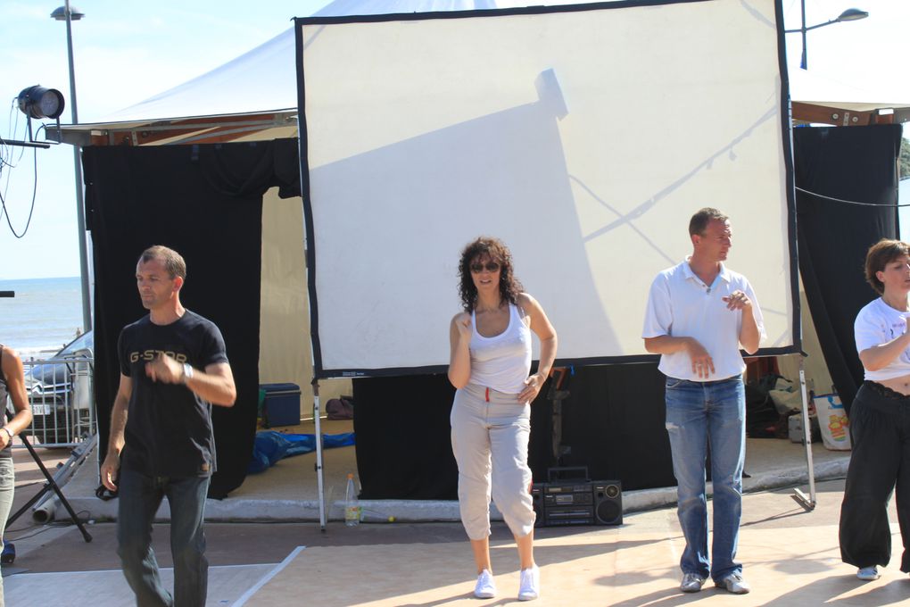 Sur le front de mer entre le casino et un bar bercé par les vagues, Royan au rythme du Rock'n'Roll avec le spectacle " Swing to the Rock" présenté par DANSE PROJECT. Soirée organisée par l'Association Générale de Pontaillac, présidée par Mad