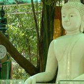 Vu au temple (17) - La pendule du Bouddha - Noy et Gilbert en Thaïlande