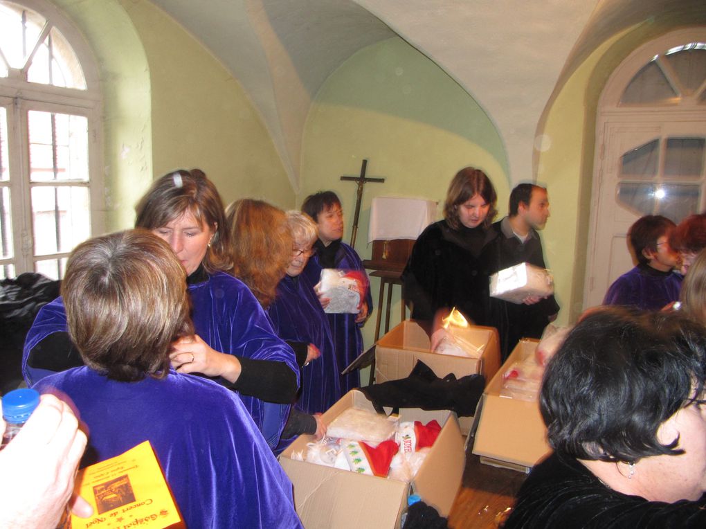 Eglise d'Athée, le Dimanche 12 Décembre. Un concert, des choristes, un chef de choeur : la joie de partager nos chansons. Pour finir cet après-midi un chocolat chaud nous attendais