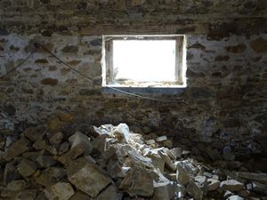 La porte de la salle de bain avec le linteau qui vient de l'ancienne étable. hésitez pas à cliquer sur les images pour les agrandir