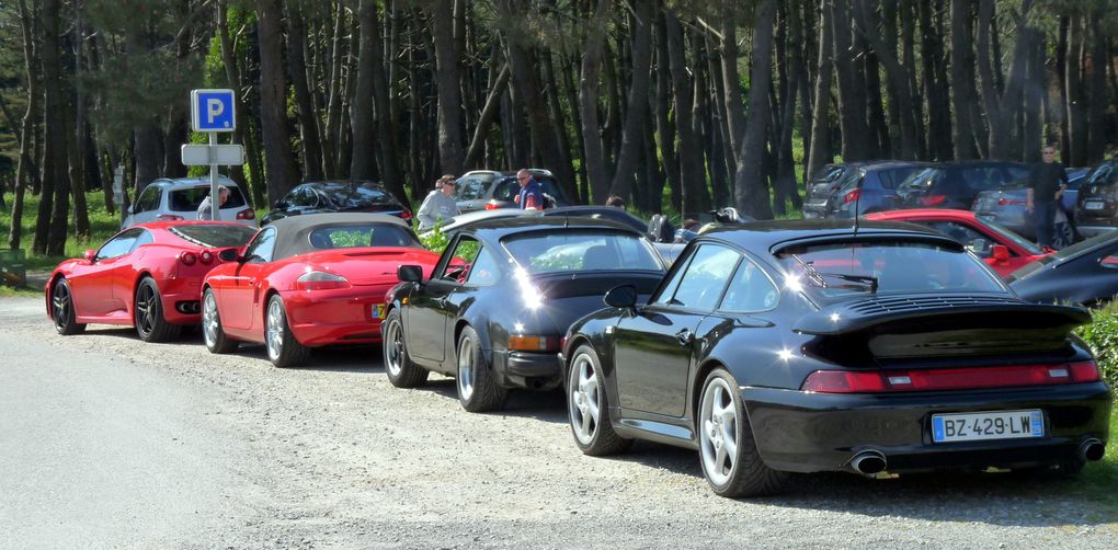 Sur le Parking, on peut y admirer  un "Alignement" de Porsches datant du 20e siècle. 